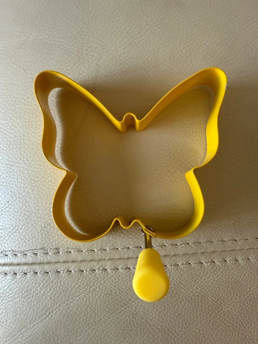 Williams Sonoma Yellow Spring-Shaped Egg Ring Set (4)